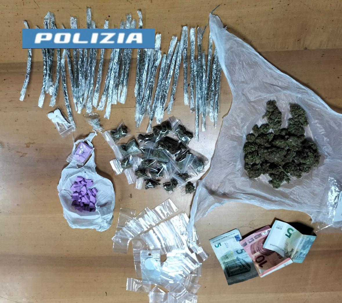 Napoli Vasto Sorpreso A Cedere Droga La Polizia Di Stato Trae In