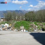  NOLA. CIMITERO, UNA DISCARICA A CIELO APERTO. La denuncia arriva dallassociazione Rifiutarsi. FOTO