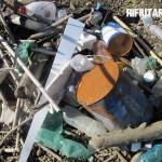  NOLA. CIMITERO, UNA DISCARICA A CIELO APERTO. La denuncia arriva dallassociazione Rifiutarsi. FOTO