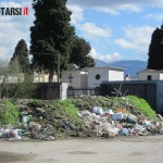  NOLA. CIMITERO, UNA DISCARICA A CIELO APERTO. La denuncia arriva dallassociazione Rifiutarsi. FOTO