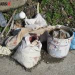  NOLA. CIMITERO, UNA DISCARICA A CIELO APERTO. La denuncia arriva dallassociazione Rifiutarsi. FOTO