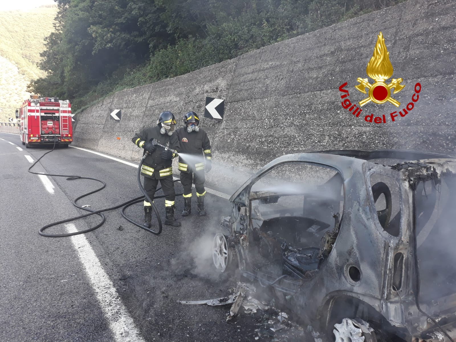 A Fuoco Autovettura Sull’A16. Disavventura Per Una Coppia Di Coniugi