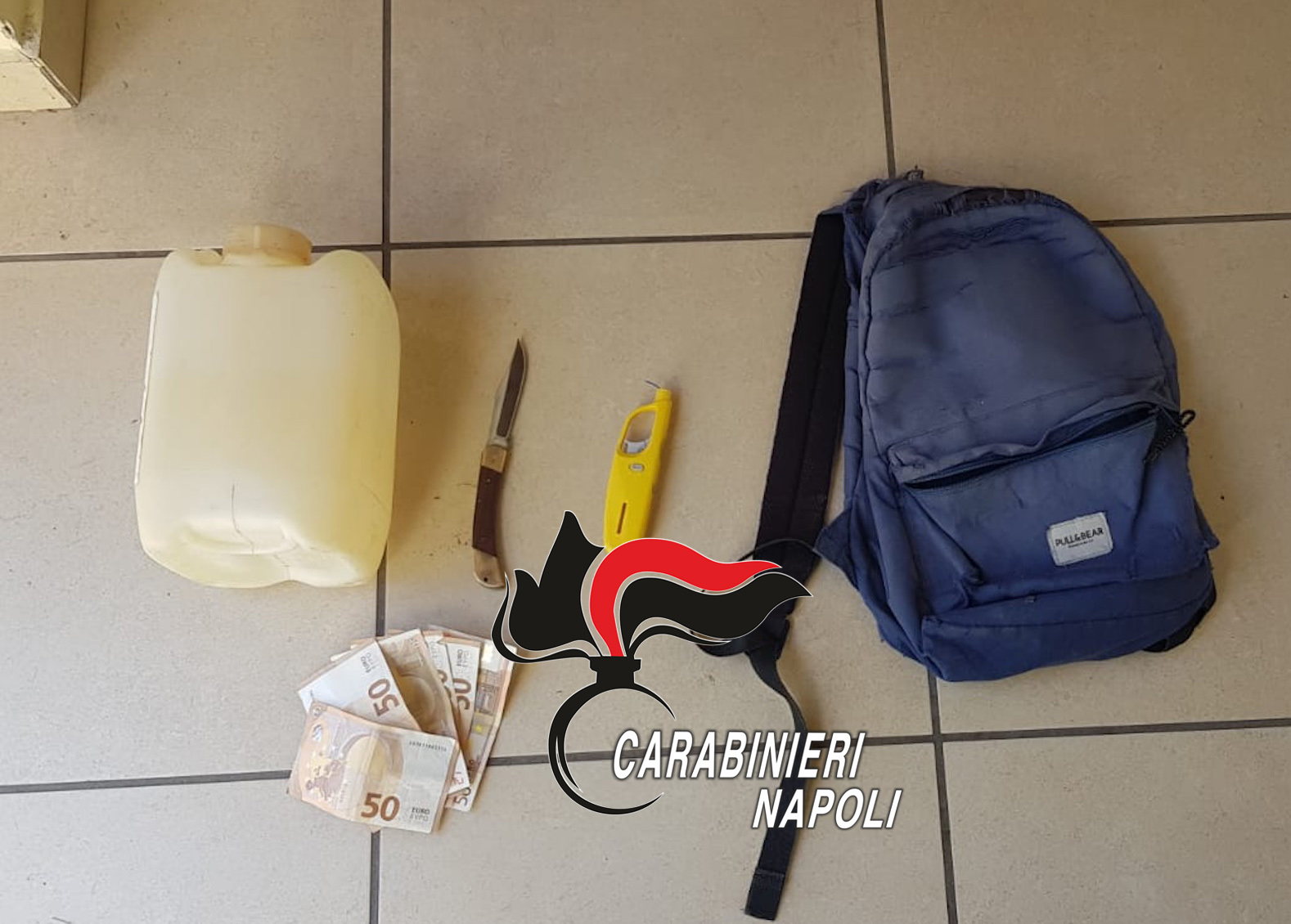 GIUGLIANO Cosparge Di Benzina Un Agenzia E Puntando Un Coltello Chiede