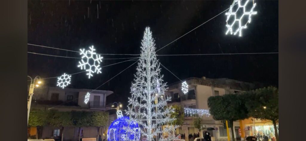 SPERONE. Accese le luci del Natale con lesibizione del coro parrocchiale. Video e Foto,