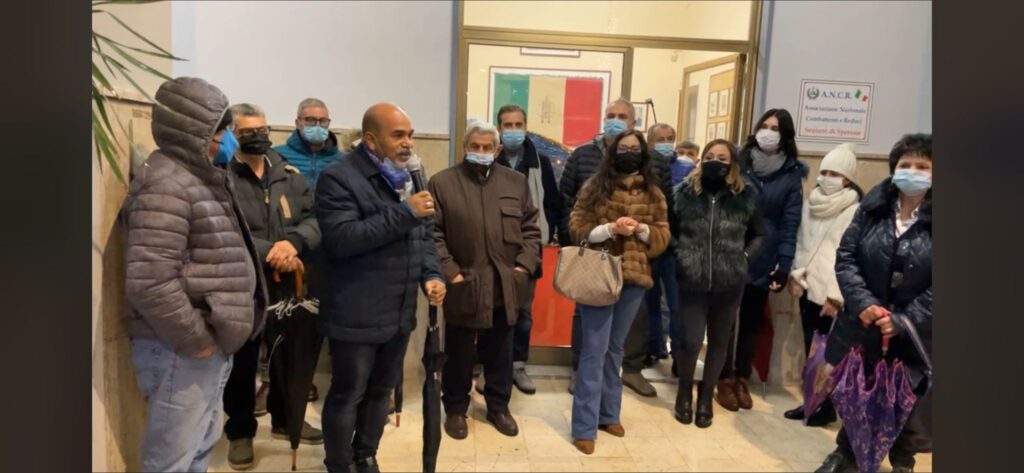 SPERONE. Accese le luci del Natale con lesibizione del coro parrocchiale. Video e Foto,