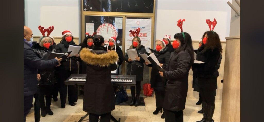 SPERONE. Accese le luci del Natale con lesibizione del coro parrocchiale. Video e Foto,