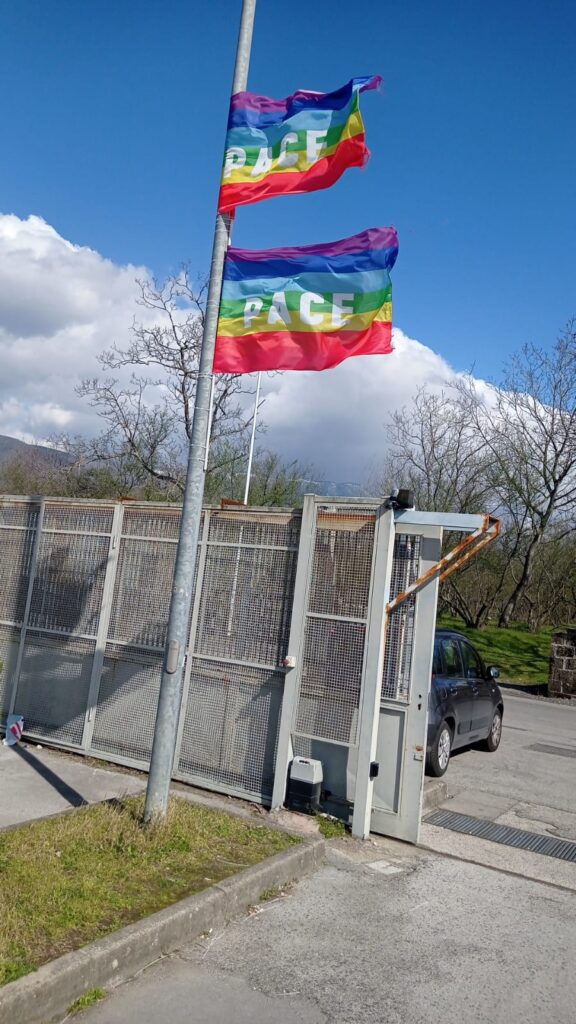 CICCIANO. Il Liceo E. Medi di Cicciano sostiene la Pace. Le bandiere della pace allingresso