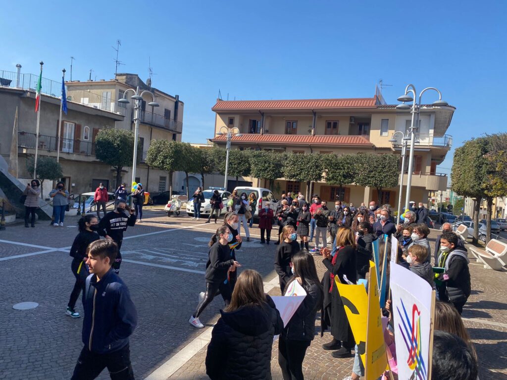 SPERONE. La scuola Secondaria in piazza per chiedere la Pace in Ucraina.