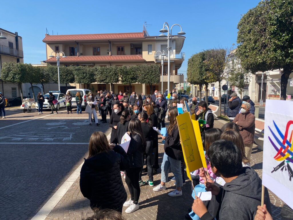 SPERONE. La scuola Secondaria in piazza per chiedere la Pace in Ucraina.