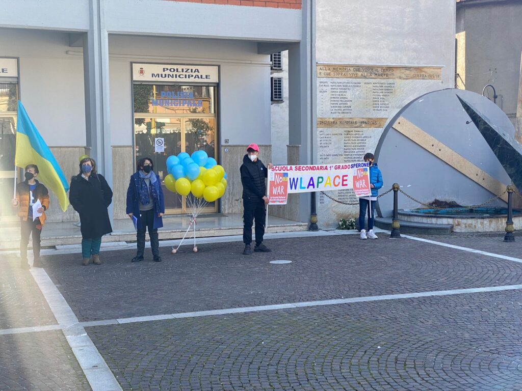 SPERONE. La scuola Secondaria in piazza per chiedere la Pace in Ucraina.