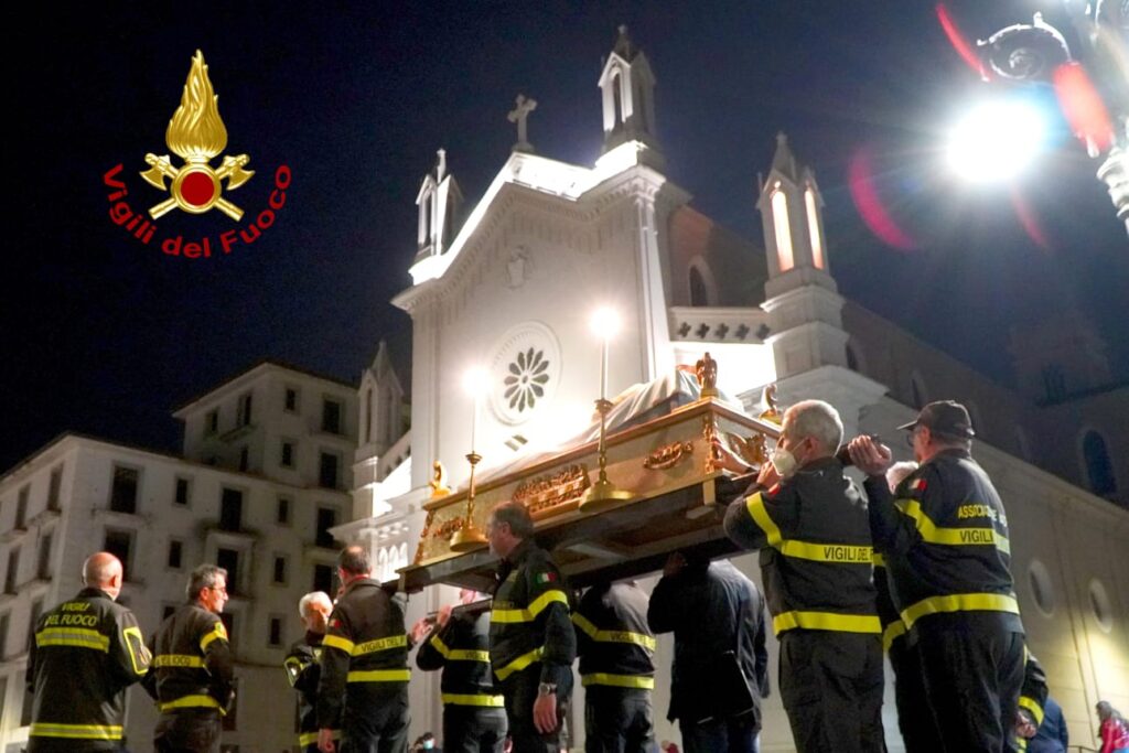 AVELLINO. Anche i Vigili del Fuoco alla processione della Madonna Addolorata.