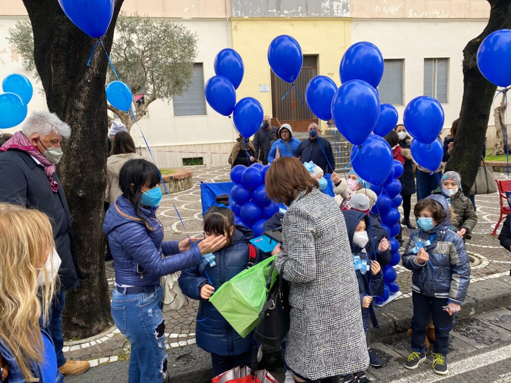 Giornata mondiale autismo, a Roccarainola inaugurata ‘panchina blu’. VIDEO