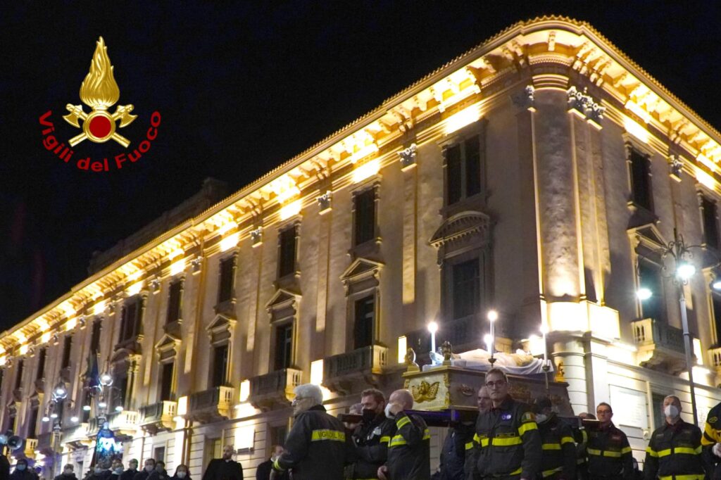 AVELLINO. Anche i Vigili del Fuoco alla processione della Madonna Addolorata.