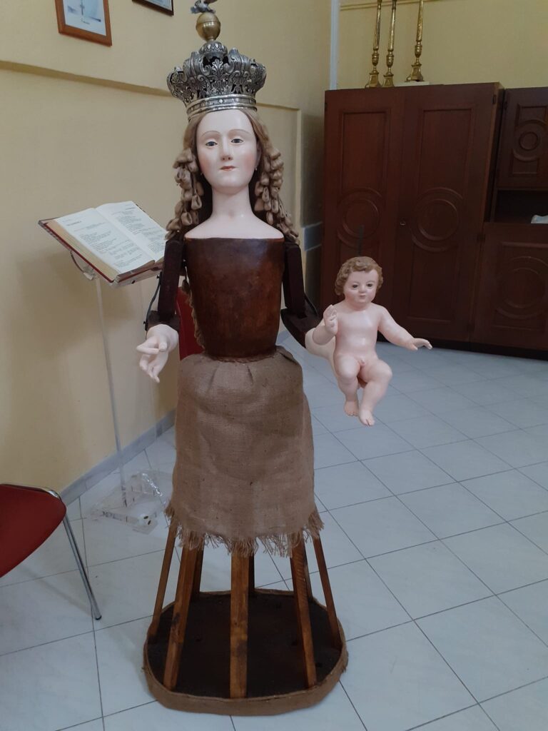 AVELLA. Don Giuseppe ritrova abbandonata la statua della Madonna del Rosario e la riporta in vita. Foto