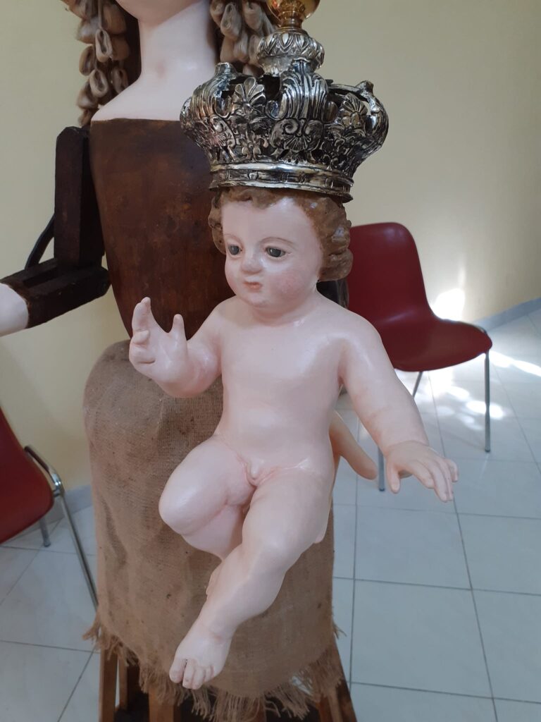 AVELLA. Don Giuseppe ritrova abbandonata la statua della Madonna del Rosario e la riporta in vita. Foto