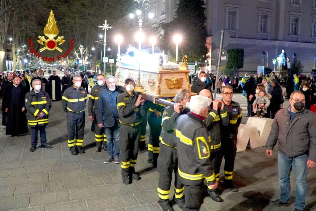 AVELLINO. Anche i Vigili del Fuoco alla processione della Madonna Addolorata.