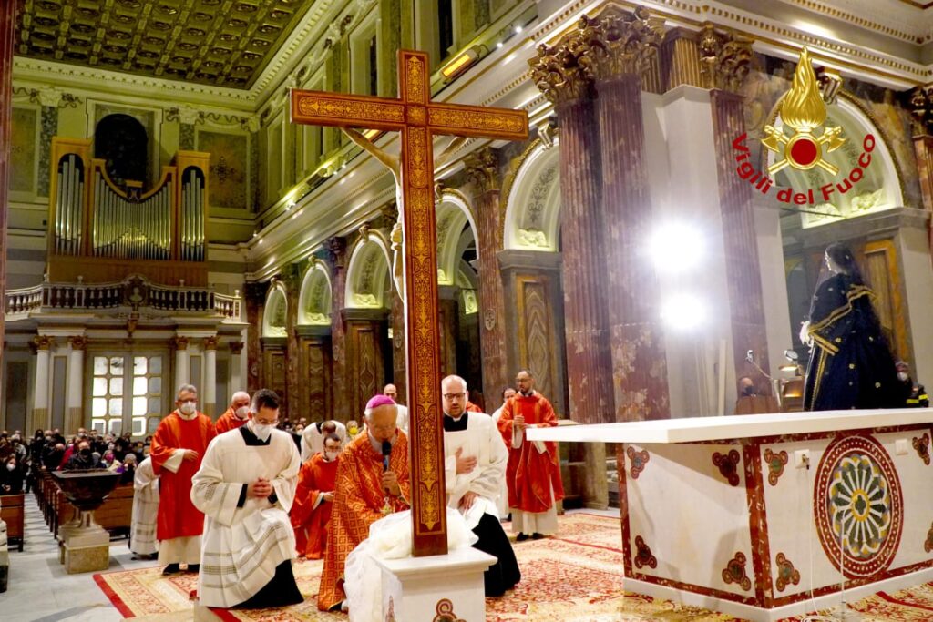 AVELLINO. Anche i Vigili del Fuoco alla processione della Madonna Addolorata.