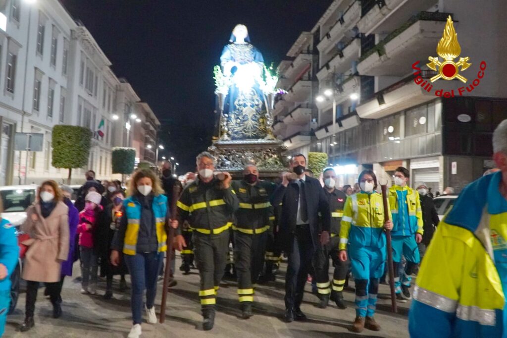 AVELLINO. Anche i Vigili del Fuoco alla processione della Madonna Addolorata.