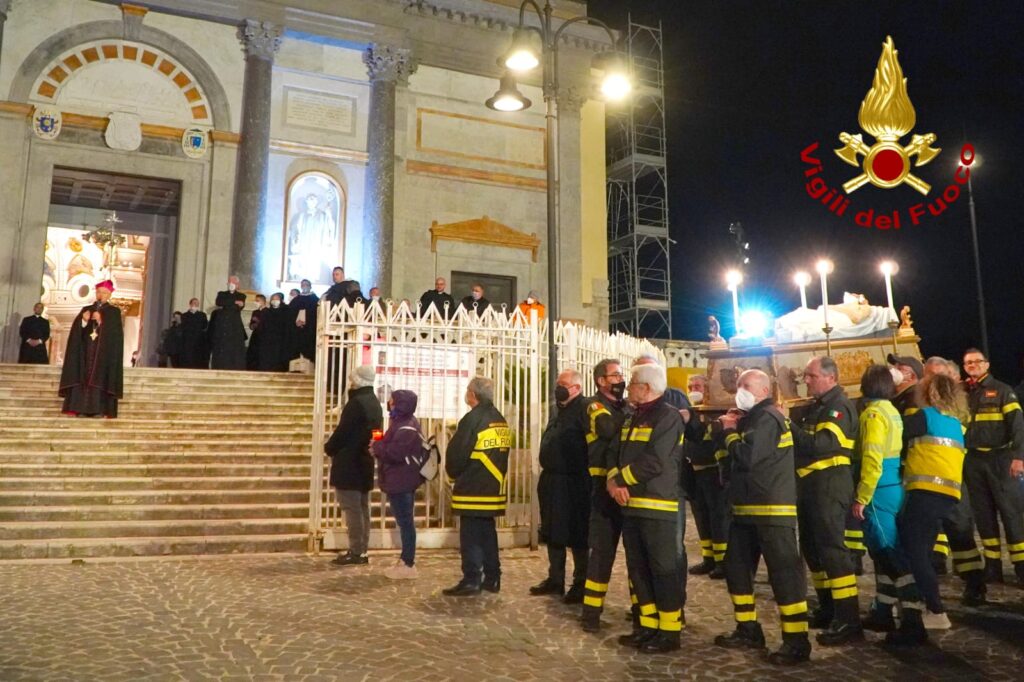 AVELLINO. Anche i Vigili del Fuoco alla processione della Madonna Addolorata.