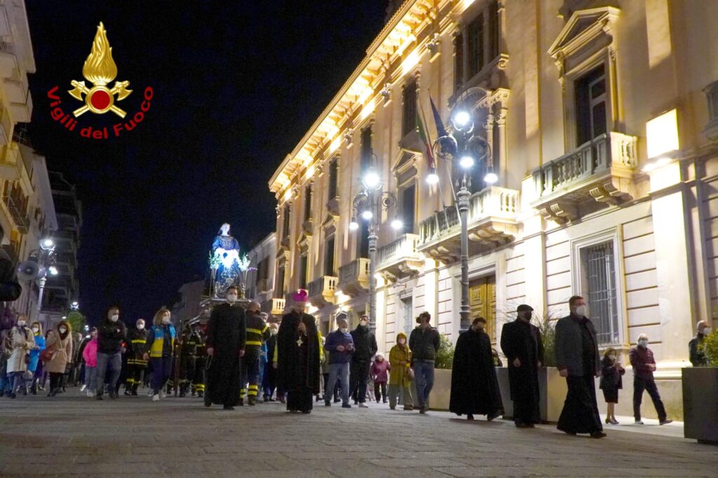 AVELLINO. Anche i Vigili del Fuoco alla processione della Madonna Addolorata.