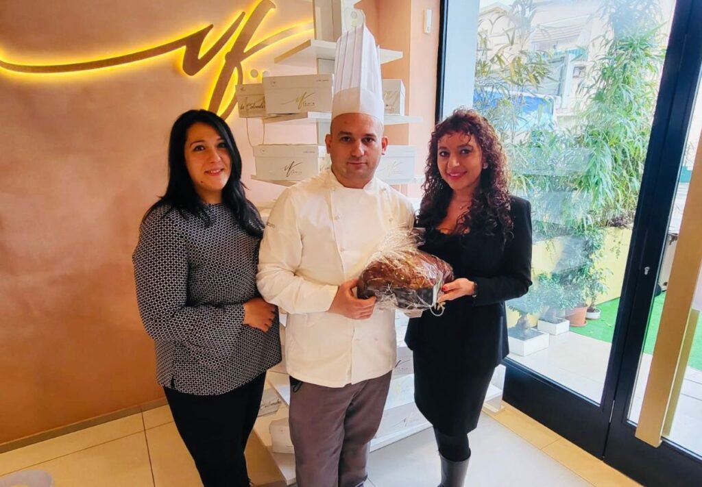 I pastry chef di San Marzano sul Sarno dedicano due colombe allamministrazione comunale della sindaca Carmela Zuottolo. La prima cittadina: Sosteniamo le attività commerciali del territorio e facciamo acquisti nei loro negozi.