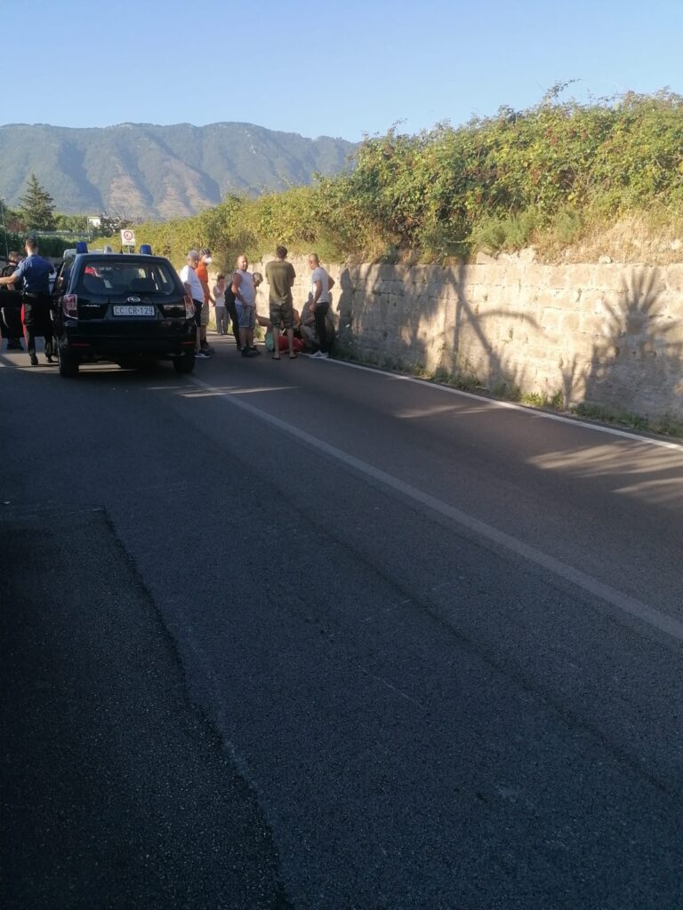 AVELLA. Incidente stradale in via Carlo III. Ferito conducente di una vespa