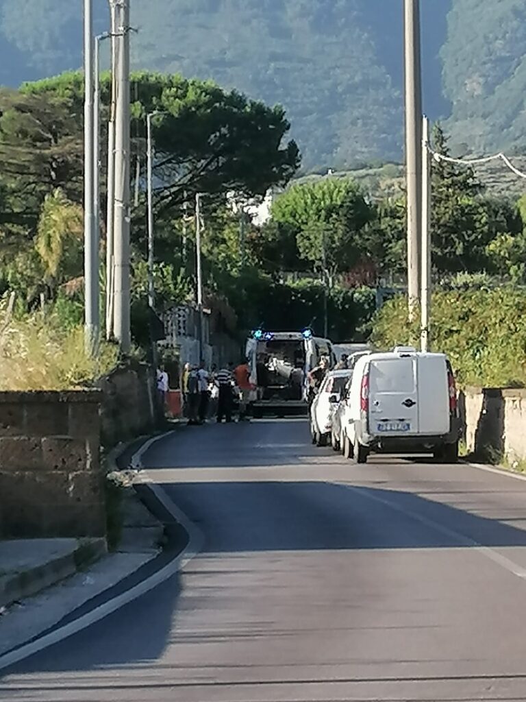 AVELLA. Incidente stradale in via Carlo III. Ferito conducente di una vespa