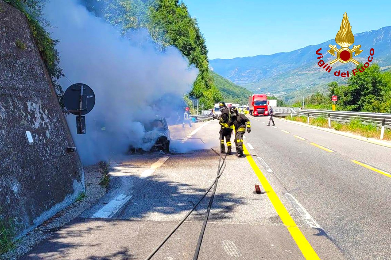 A16. Ferragosto Di Fuoco, Tre Auto Si Incendiano Sullo Stesso Tratto ...