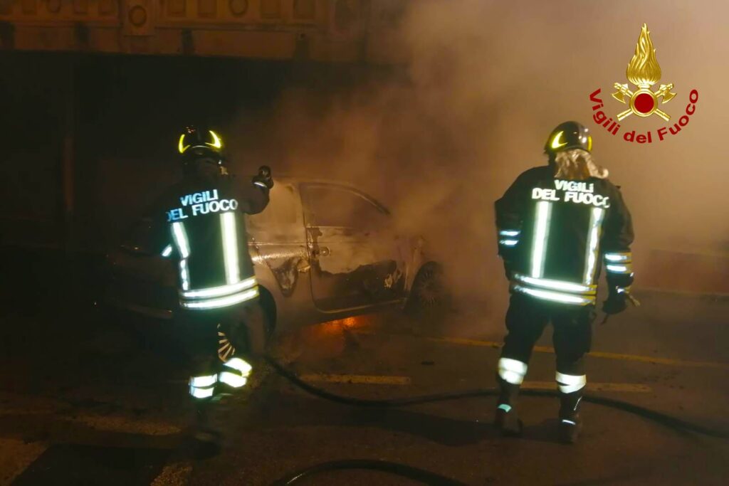 SOLOFRA. A fuoco autovettura in sosta nella notte