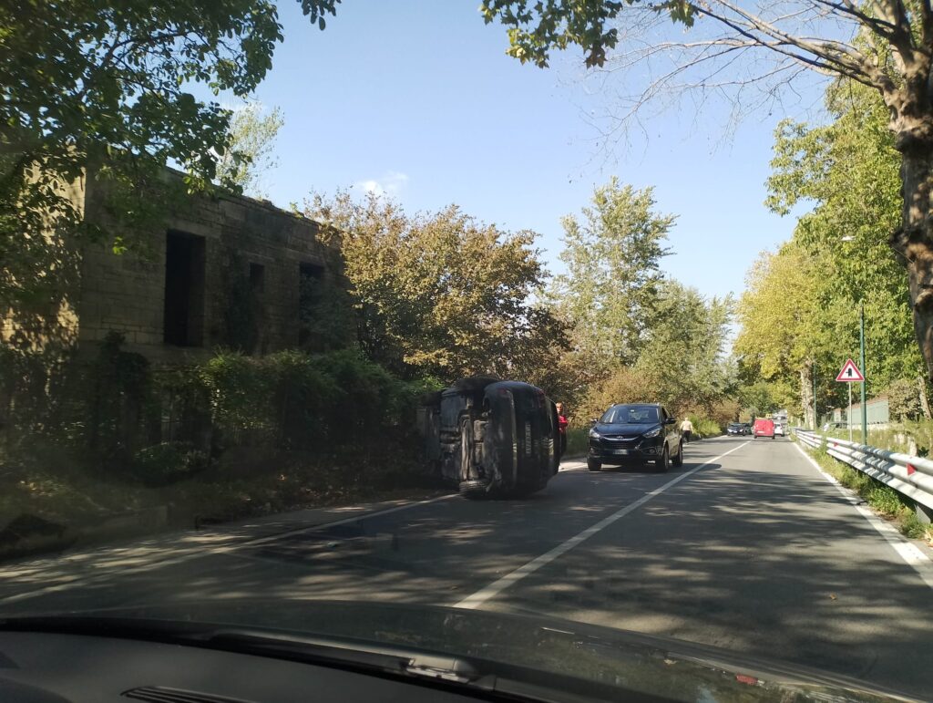 MUGNANO. Incidente sulla Nazionale, auto si ribalta