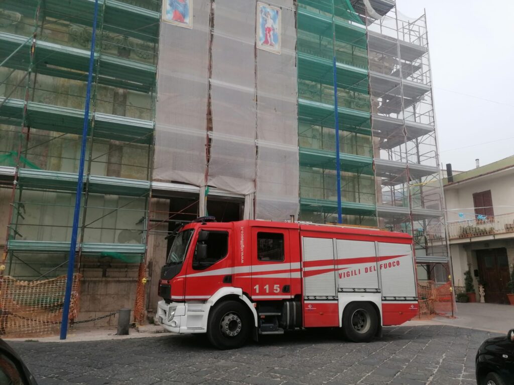 AVELLA. “Impediscono” il proseguimento dei lavori di restauro alla Chiesa, intervengono i Vigili del Fuoco