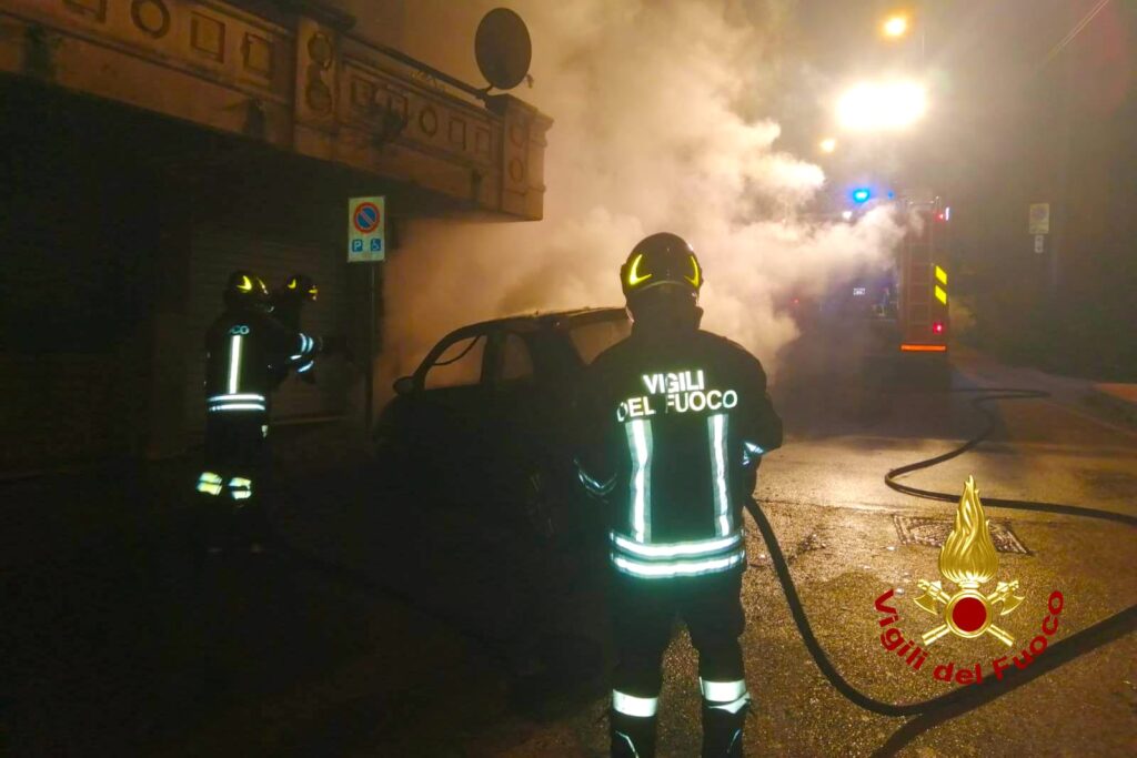 SOLOFRA. A fuoco autovettura in sosta nella notte