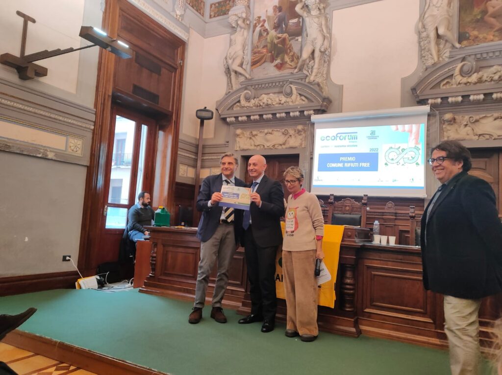 AVELLA. Il sindaco Vincenzo Biancardi premiato stamane a Salerno per la migliore performance di raccolta differenziata