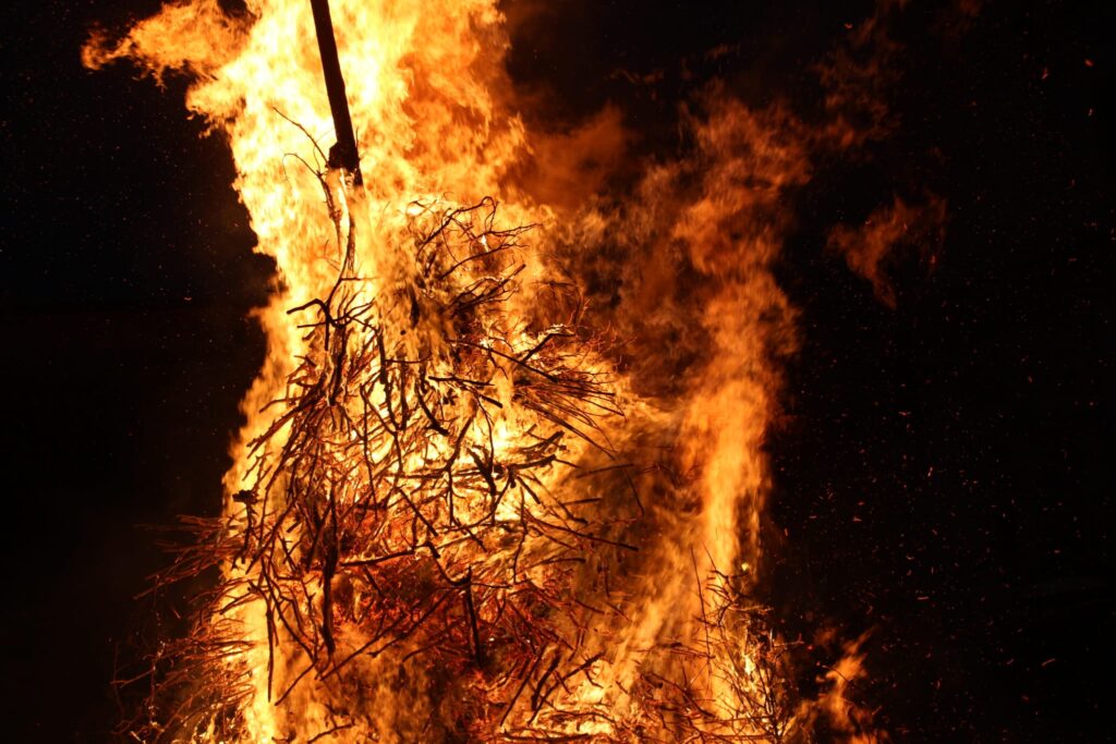 Mugnano del Cardinale  Acceso il Fucarone di Santa Lucia. Foto