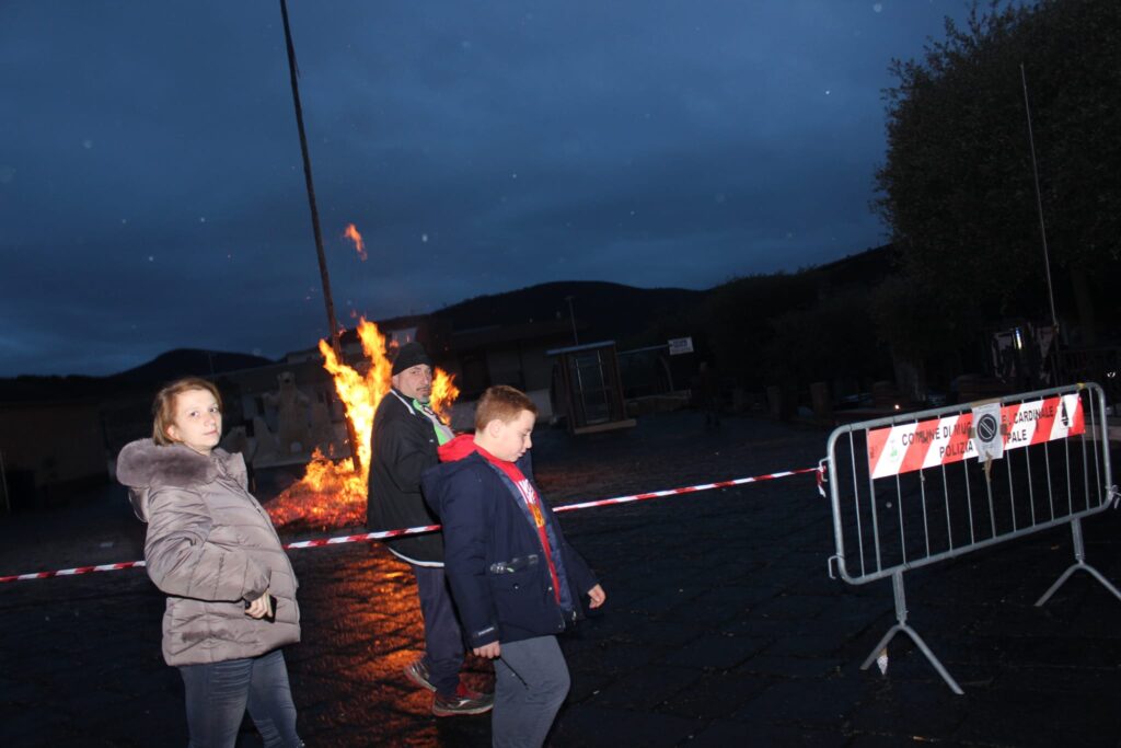 Mugnano del Cardinale  Acceso il Fucarone di Santa Lucia. Foto