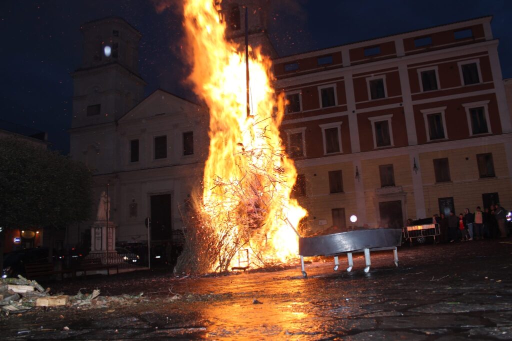 Mugnano del Cardinale  Acceso il Fucarone di Santa Lucia. Foto