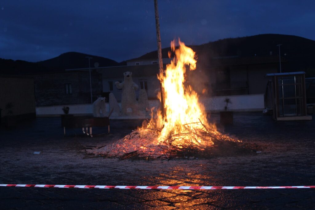 Mugnano del Cardinale  Acceso il Fucarone di Santa Lucia. Foto