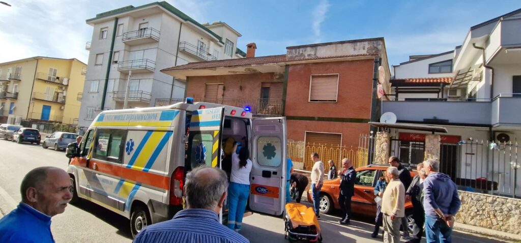 AVELLA. Auto investe anziana, trasportata in ospedale in codice rosso