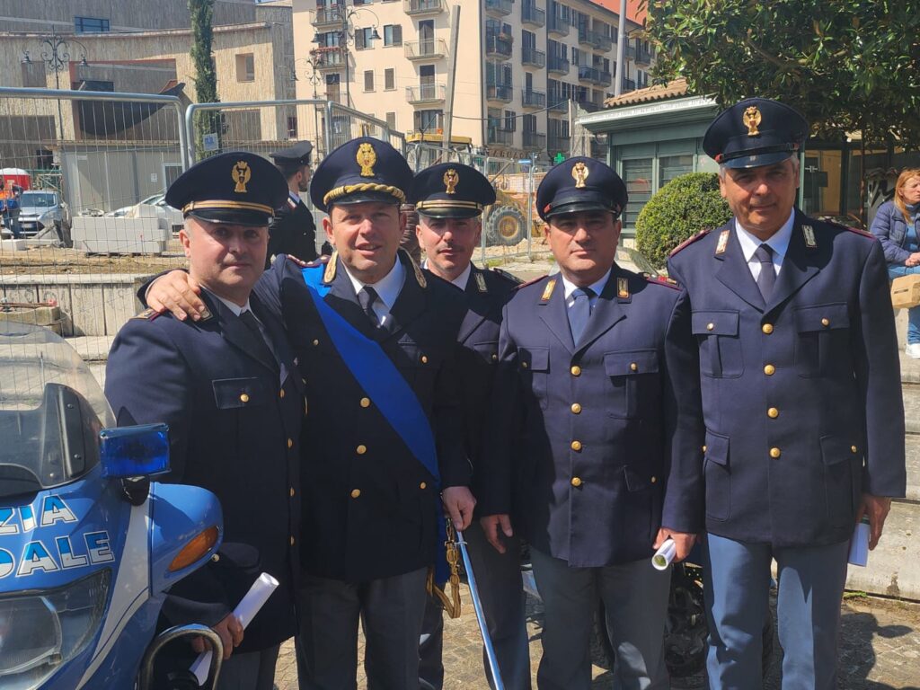 Salvarono coppia di anziani dallincendio  a Quindici: premiati quattro poliziotti