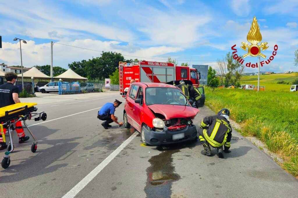 FLUMERI (AV). Incidente stradale tra due auto. Feriti un uomo di 63 anni e una ragazza di 24.