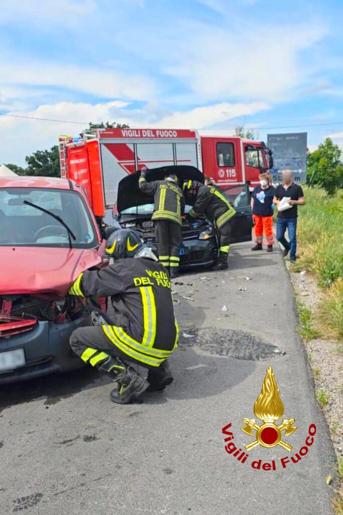 FLUMERI (AV). Incidente stradale tra due auto. Feriti un uomo di 63 anni e una ragazza di 24.