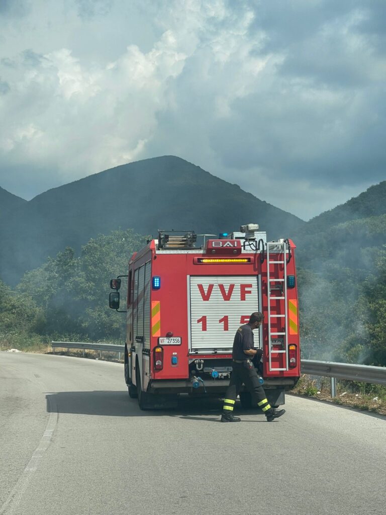 MUGNANO. Fiamme sulla Variante, bruciano le sterpaglie lungo il tratto stradale