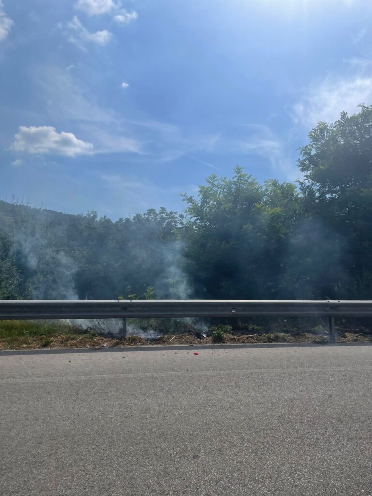 MUGNANO. Fiamme sulla Variante, bruciano le sterpaglie lungo il tratto stradale