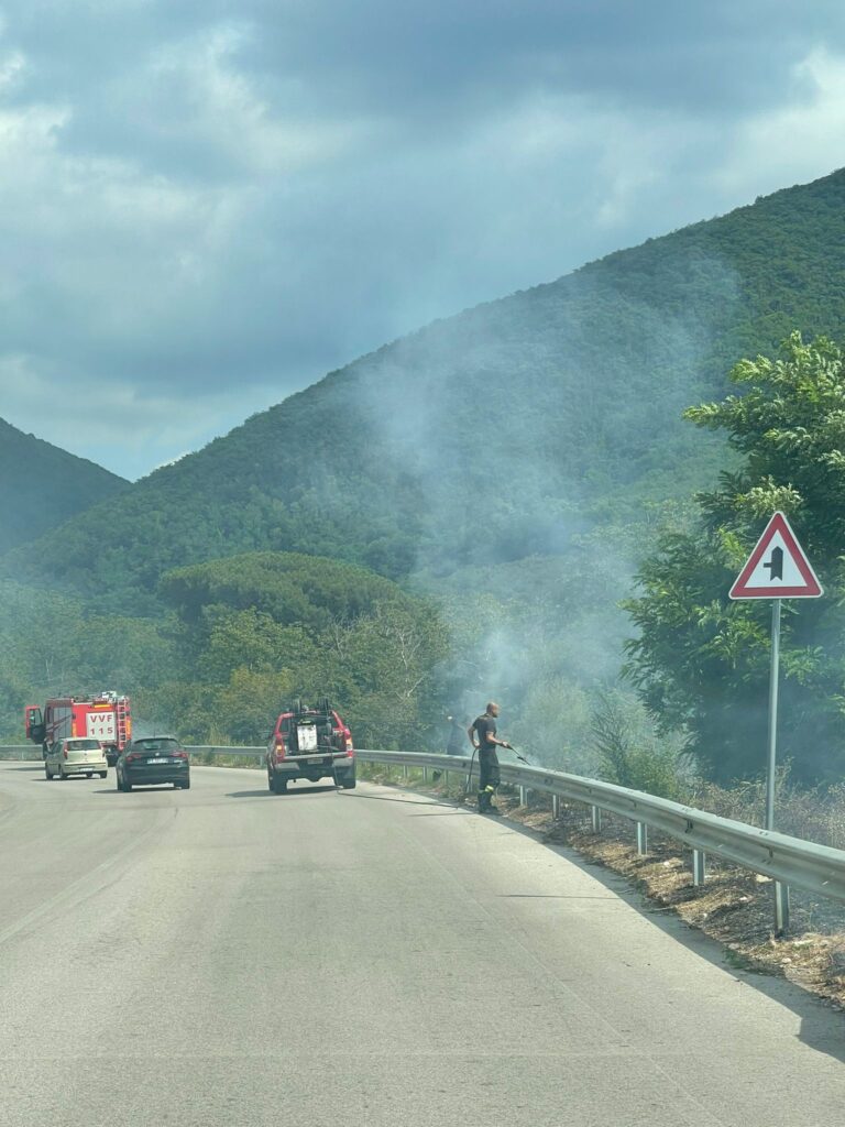 MUGNANO. Fiamme sulla Variante, bruciano le sterpaglie lungo il tratto stradale