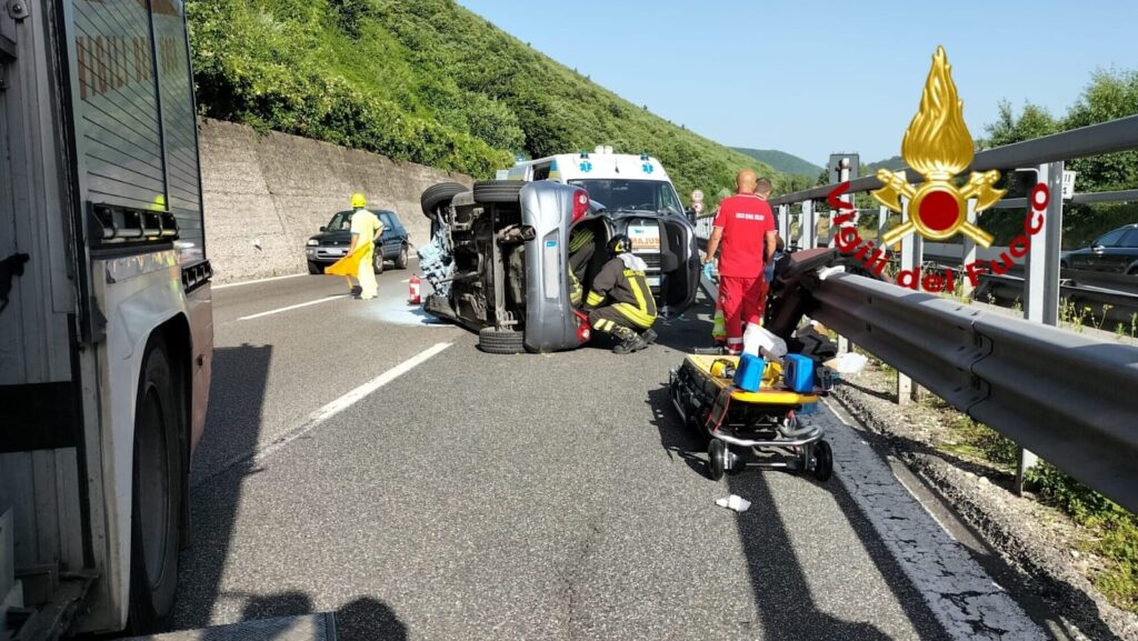 A16. Monteforte Irpino, auto si ribalta, ferita coppia di coniugi avellinesi