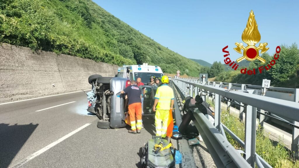 A16. Monteforte Irpino, auto si ribalta, ferita coppia di coniugi avellinesi