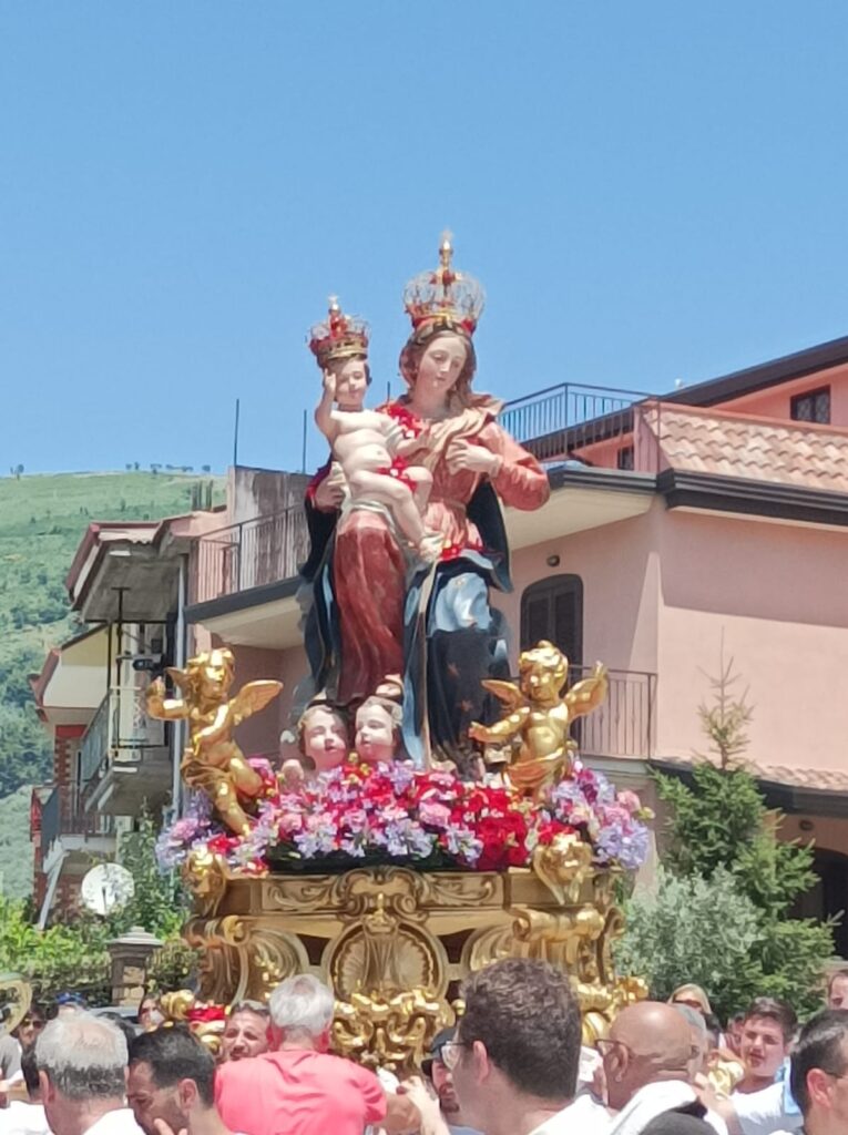 Mugnano del Cardinale (AV).  Maria Santissima delle Grazie in mezzo al suo popolo. Video