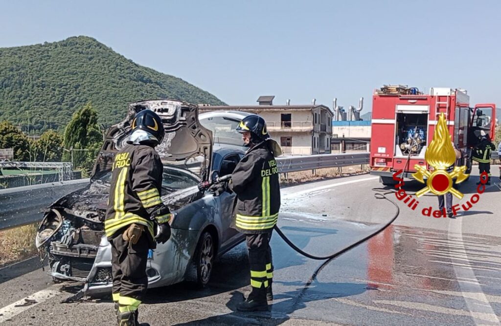 A fuoco auto sul raccordo autostradale Salerno  Avellino