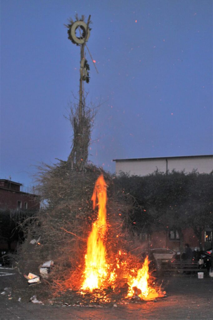 Le foto del falò del Immacolata di Santa Lucia e sant’Aniello Mugnano del Cardinale