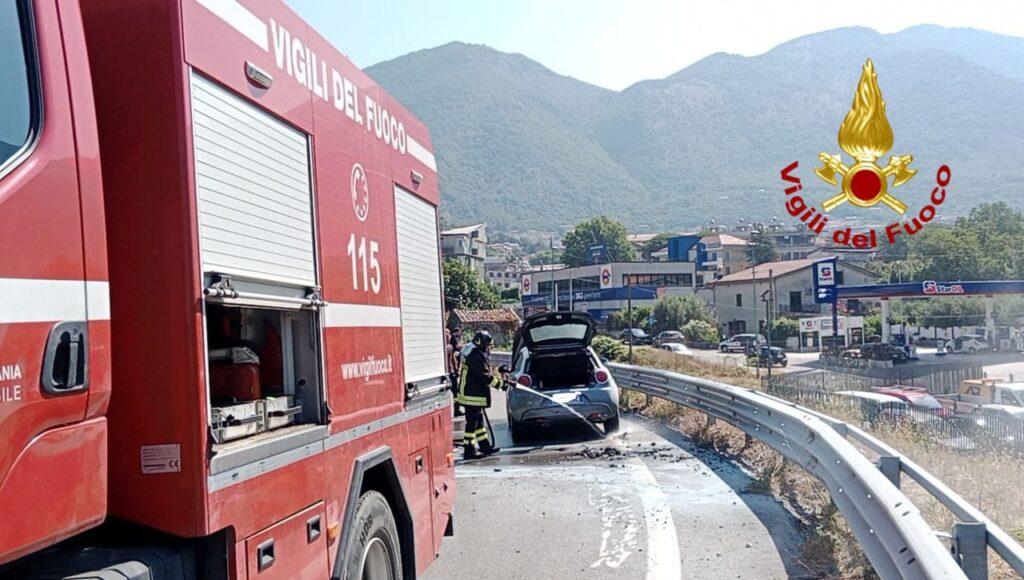 A fuoco auto sul raccordo autostradale Salerno  Avellino